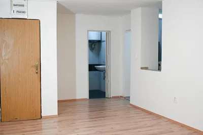 Wohnzimmer; fliesenboden, holzboden, tageslicht