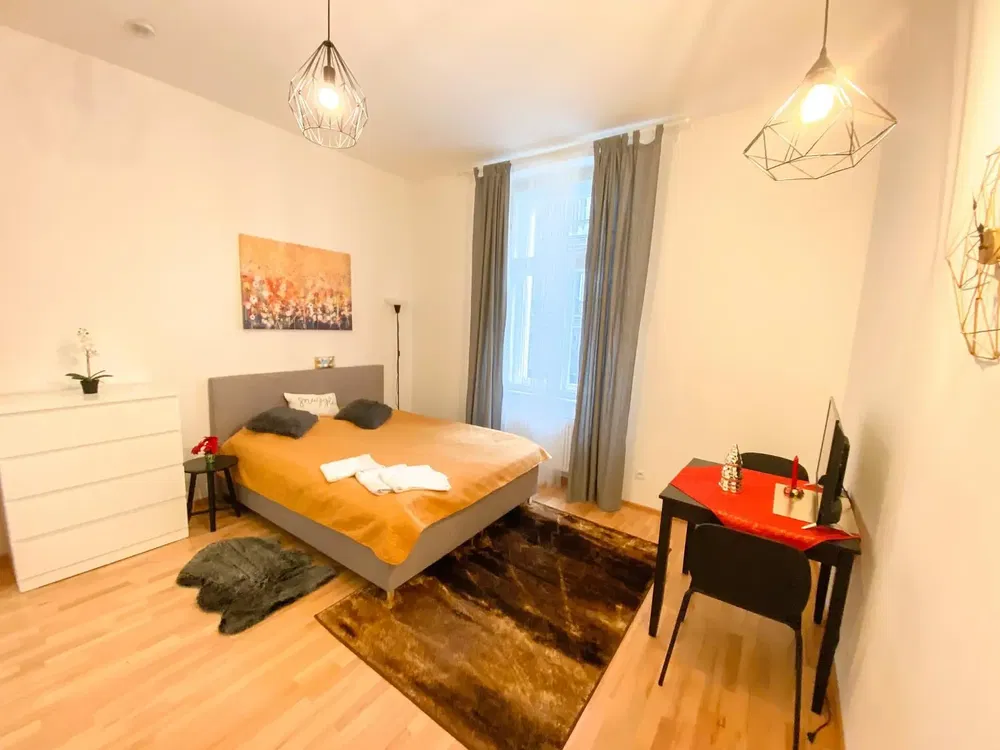 Schlafzimmer; holzboden, tageslicht, moderner stil