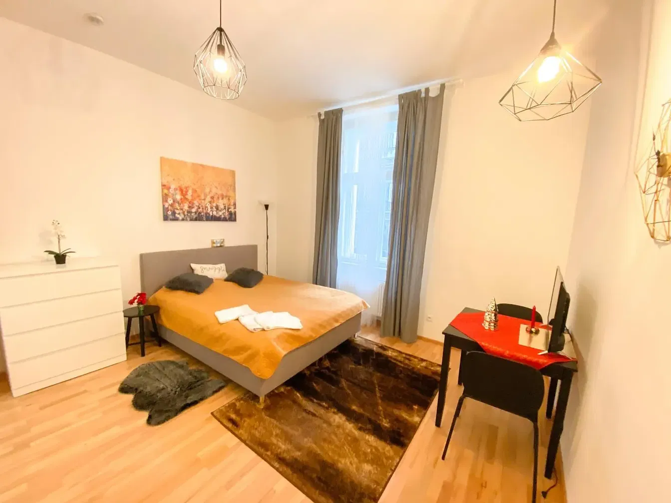 Schlafzimmer; holzboden, tageslicht, moderner stil