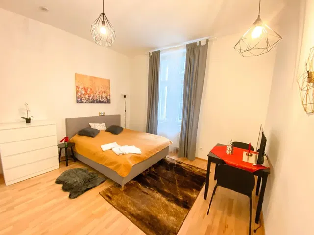 Slaapkamer; houten vloer, natuurlijk licht, moderne stijl