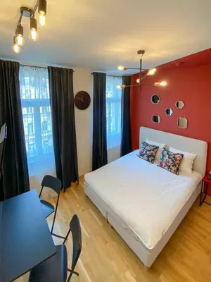 Schlafzimmer; holzboden, tageslicht