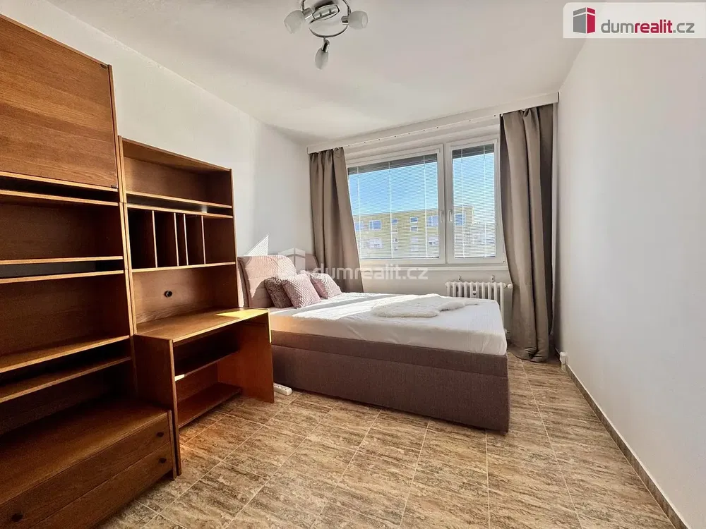 Yatak odası; fayans zemin, doğal ışık