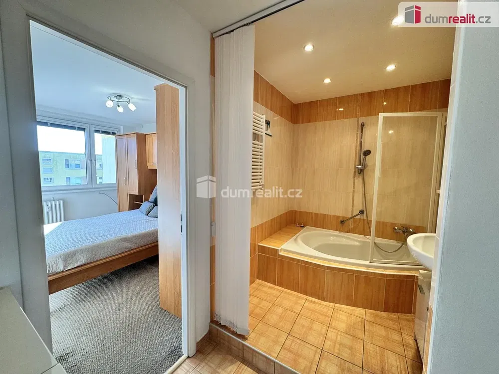 Banyo; fayans zemin, doğal ışık