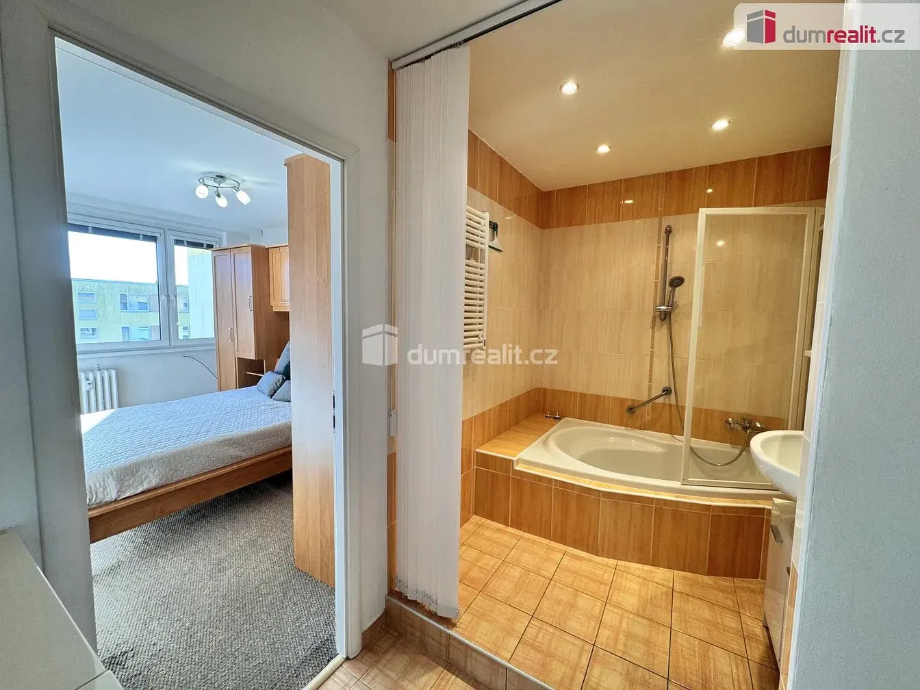 Banyo; fayans zemin, doğal ışık