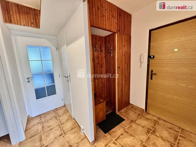 Garderobe; fliesenboden
