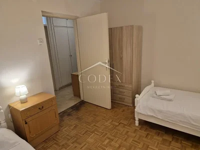 Spavaća soba; drveni pod, prirodno svjetlo