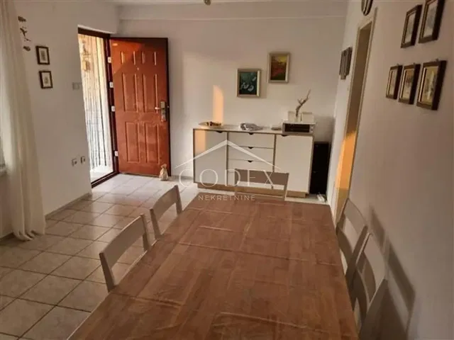 Salle à manger; carrelage, lumière naturelle
