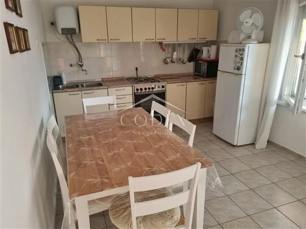 Cuisine; électroménager, carrelage, lumière naturelle