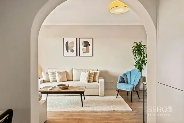 Wohnzimmer; tageslicht, moderner stil, holzboden