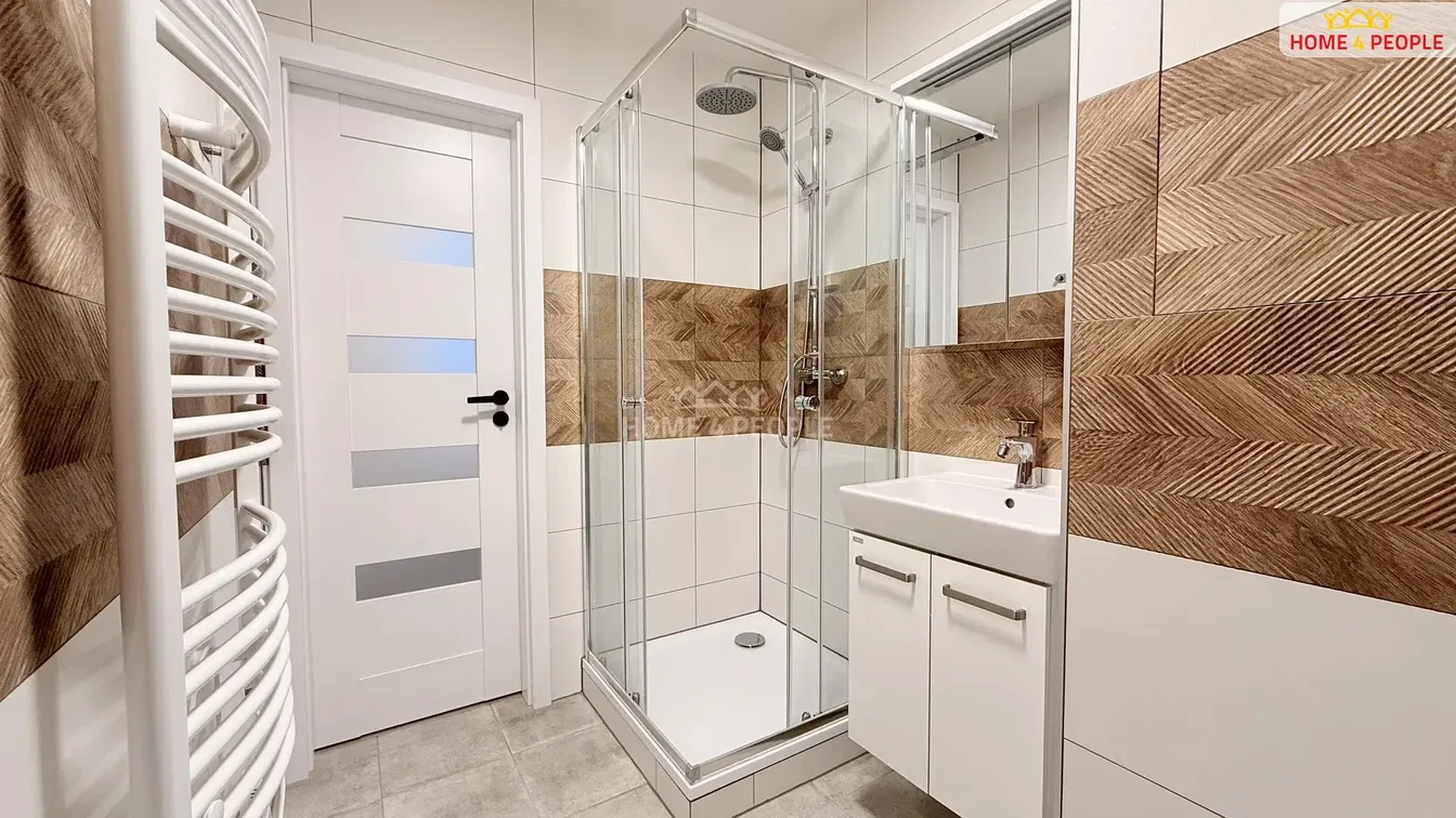 Badkamer; tegelvloer, gerenoveerd, natuurlijk licht, moderne stijl