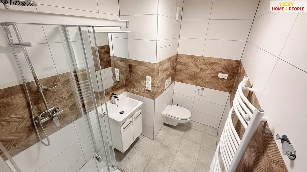 Badkamer; tegelvloer, gerenoveerd, natuurlijk licht, moderne stijl