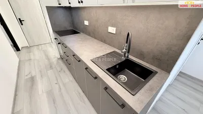 Keuken; keukenapparatuur, tegelvloer