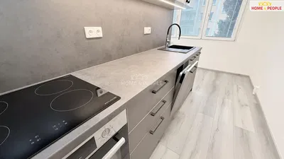 Keuken; keukenapparatuur, gerenoveerd, natuurlijk licht