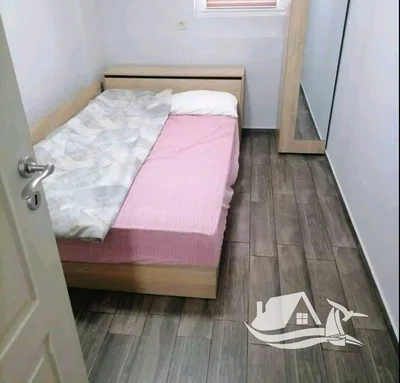 Yatak odası; ahşap zemin, doğal ışık