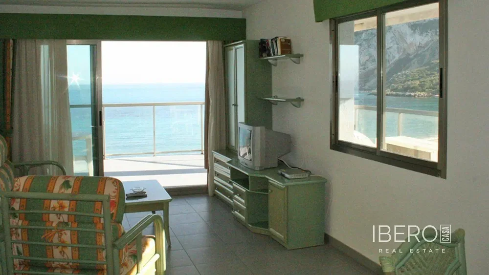 Oturma odası; manzara, fayans zemin, doğal ışık