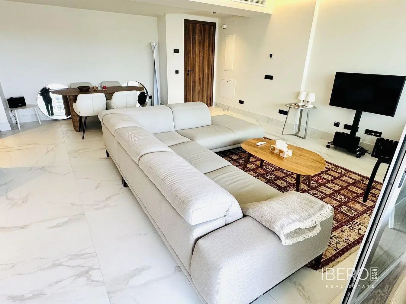 Oturma odası; fayans zemin, doğal ışık, modern stil