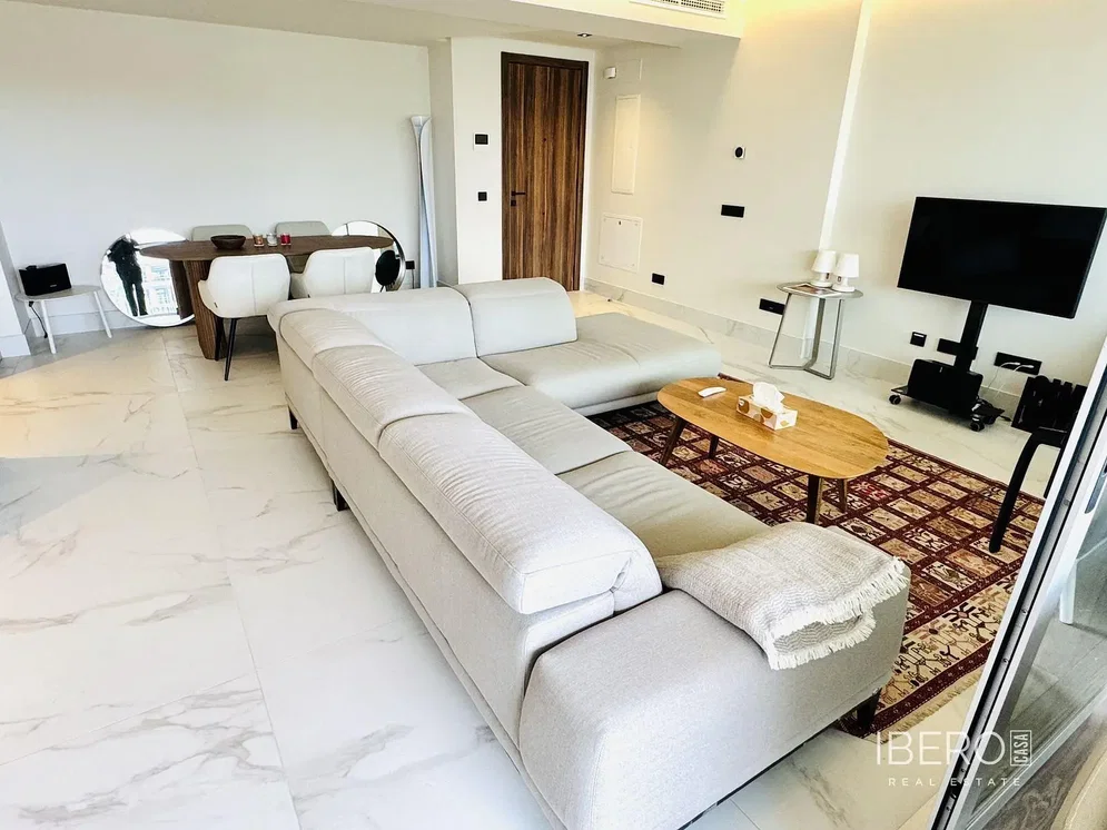 Oturma odası; fayans zemin, doğal ışık, modern stil