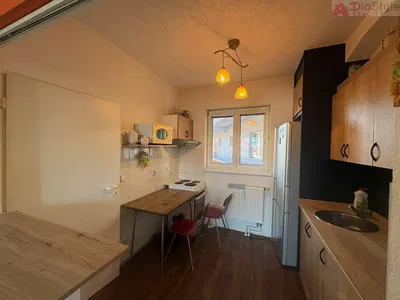 Keuken; keukenapparatuur, houten vloer, natuurlijk licht
