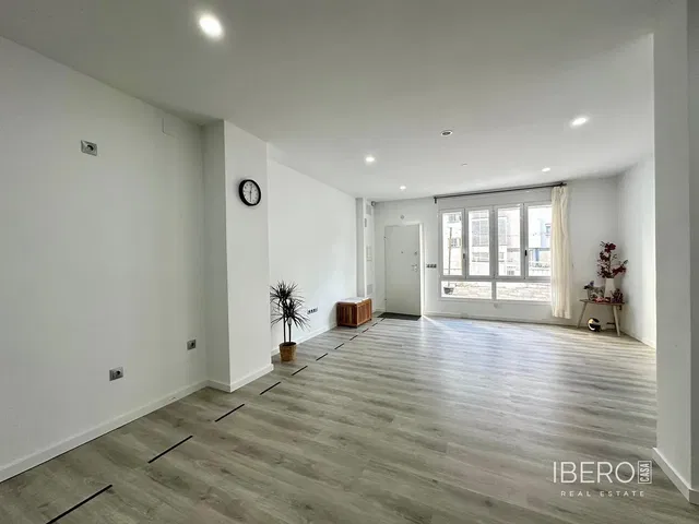 Sala de estar; luz natural, chão de madeira, renovado
