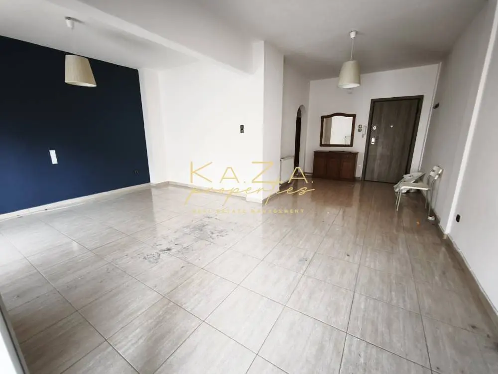 Salon; carrelage, nécessite rénovation