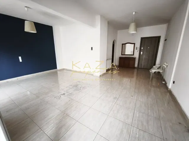 Salon; carrelage, nécessite rénovation