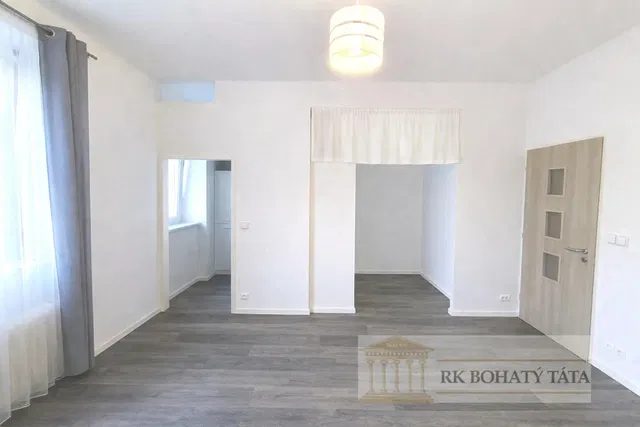 Woonkamer; natuurlijk licht, gerenoveerd, tegelvloer