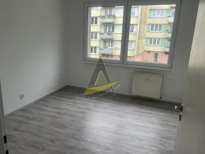 Schlafzimmer; blick, fliesenboden, renoviert, tageslicht