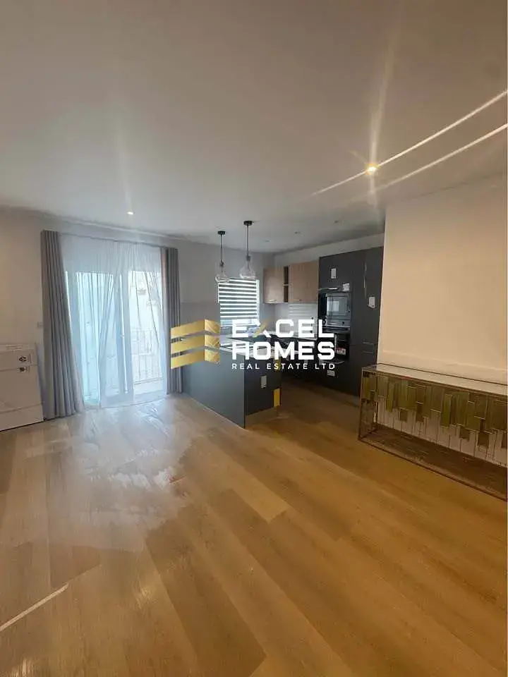 Cozinha; chão de madeira, eletrodomésticos, luz natural