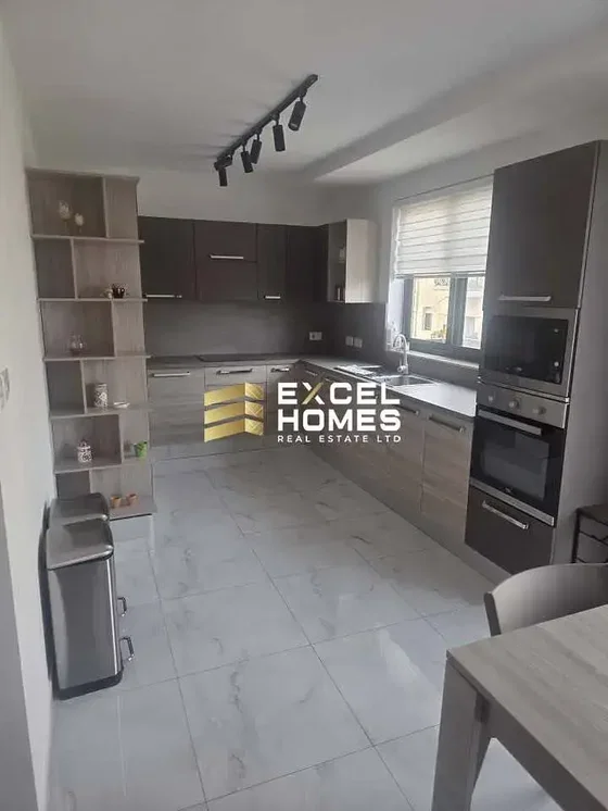 Küche; küchengeräte, fliesenboden, renoviert