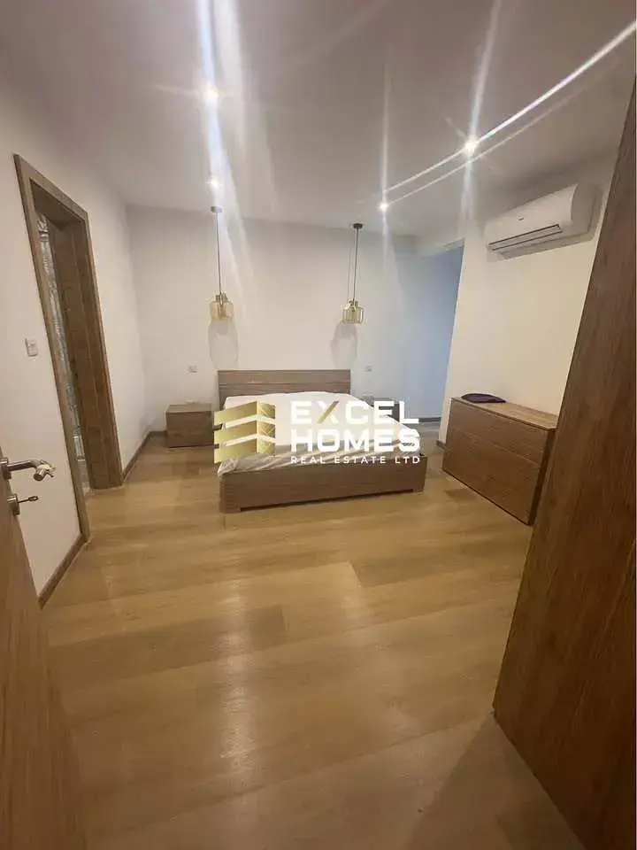 Quarto; chão de madeira, luz natural, estilo moderno