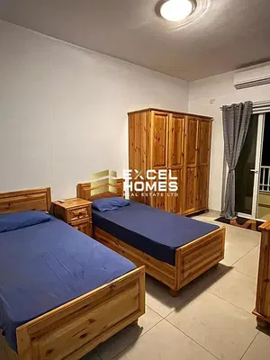 Slaapkamer; houten vloer, tegelvloer, natuurlijk licht