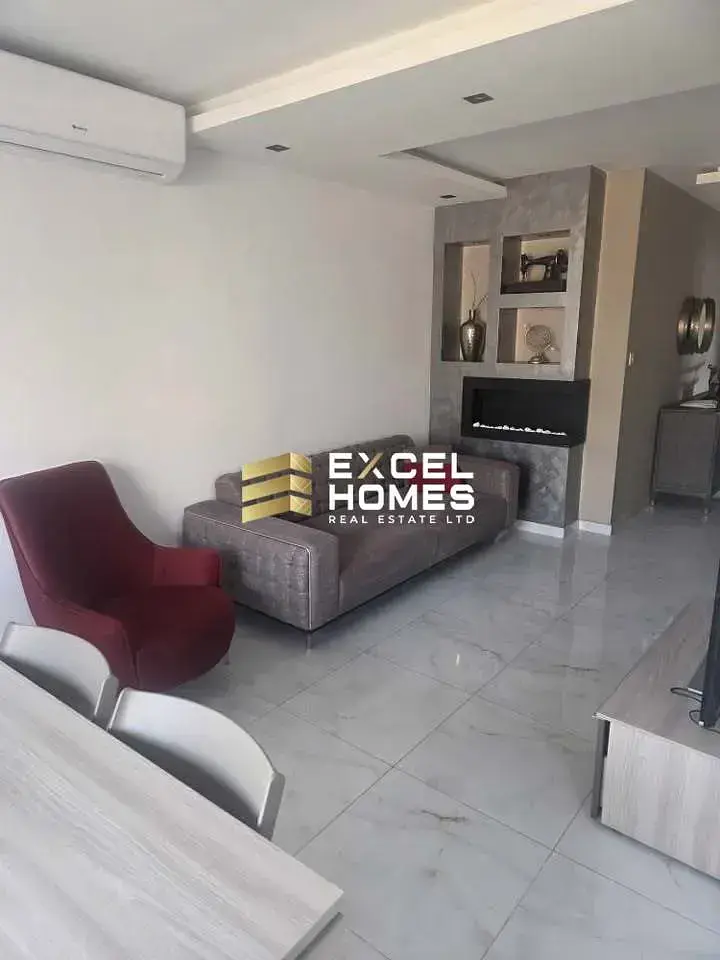 Wohnzimmer; kamin, fliesenboden, tageslicht, moderner stil