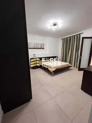 Quarto; chão de azulejo, luz natural