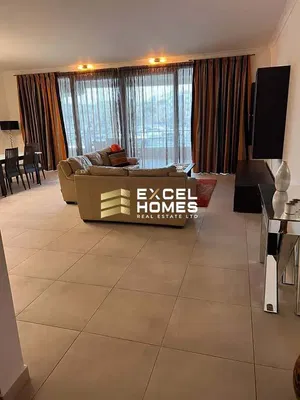 Sala de estar; chão de azulejo, vista, luz natural