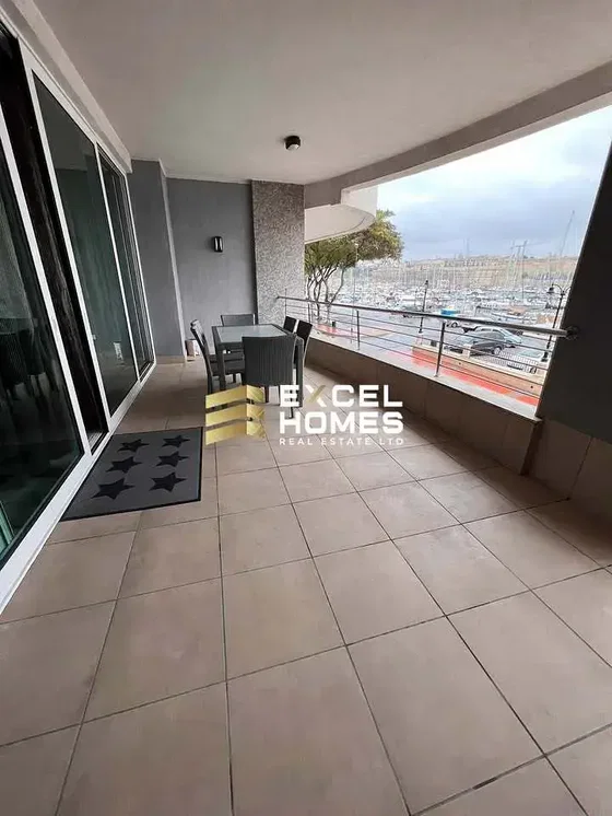 Varanda; chão de azulejo, vista