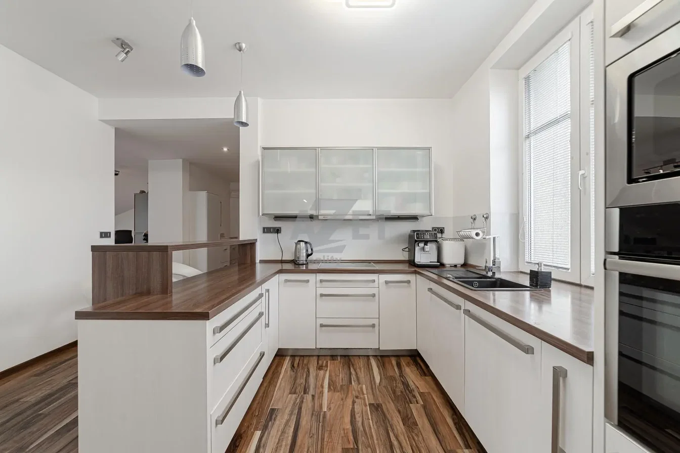 Keuken; keukenapparatuur, natuurlijk licht, moderne stijl