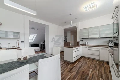 Keuken; keukenapparatuur, moderne stijl, natuurlijk licht, houten vloer
