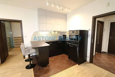 Kuhinja; kućanski aparati, pločice, renoviran, prirodna svjetlost, moderan stil