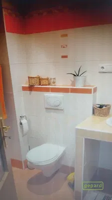 Toilette; fliesenboden, renoviert