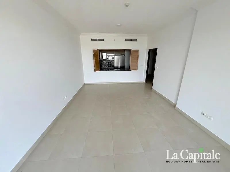 Soggiorno; pavimento in piastrelle, luce naturale