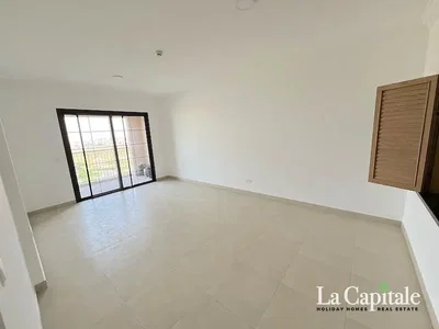 Soggiorno; pavimento in piastrelle, vista, luce naturale