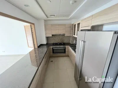 Cucina; elettrodomestici, pavimento in piastrelle, luce naturale