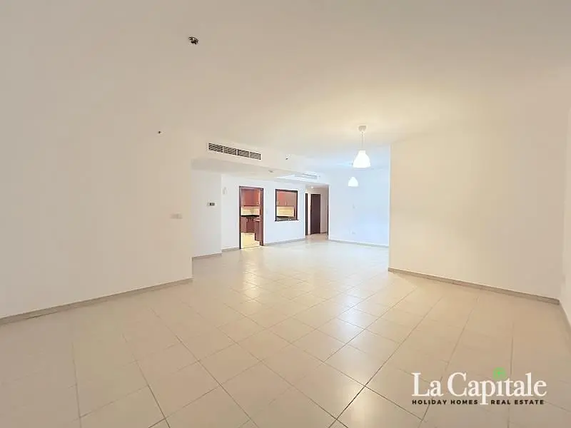 Salon; carrelage, lumière naturelle