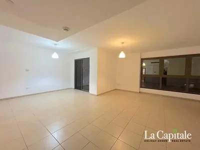 Salon; carrelage, lumière naturelle