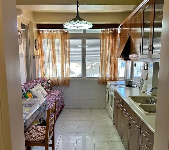 Kuchnia; podłoga z płytek, światło dzienne