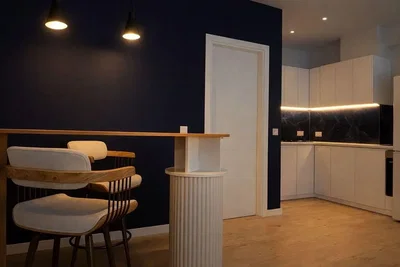 Кухиња; модерни стил, дрвени под, реновиран, природно светло