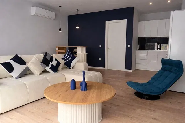 Salon; styl nowoczesny, podłoga drewniana, światło dzienne