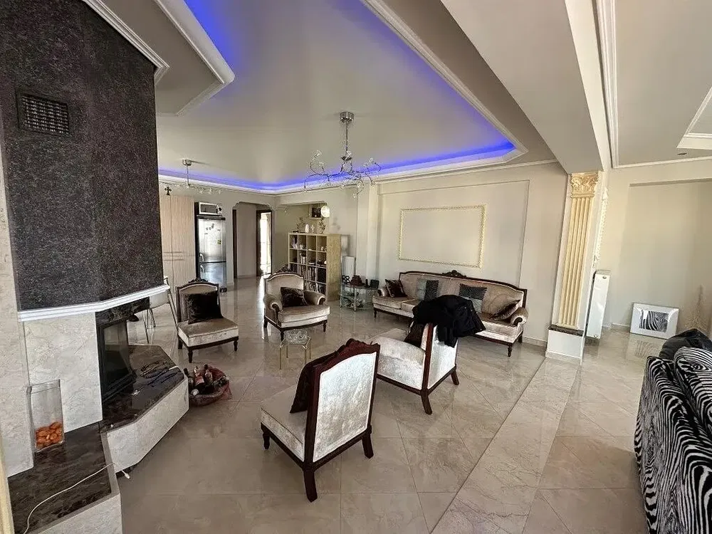 Dnevna soba; kamin, moderni stil