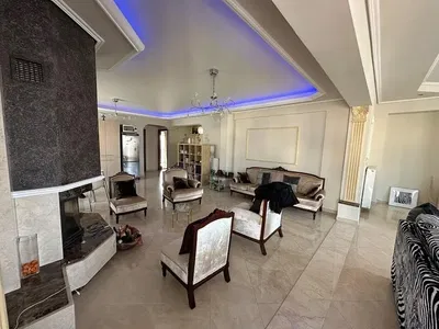 Dnevna soba; kamin, moderni stil