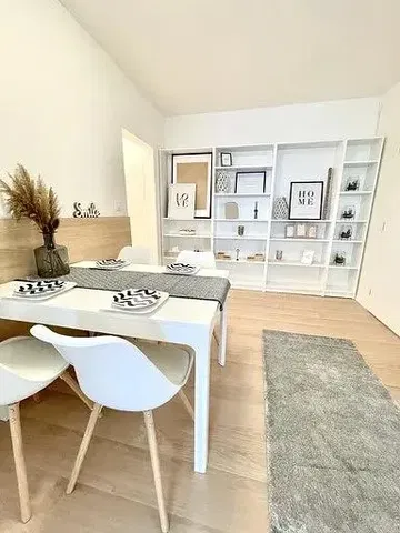 Salle à manger; lumière naturelle, style moderne